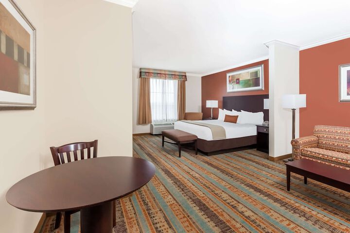 1 King Bed (3 of 11)