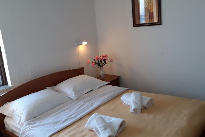 Room 6 of 76
