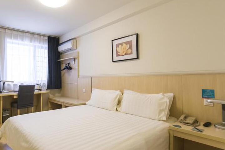 Room 6 of 16