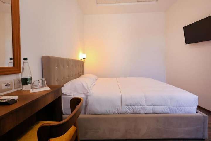 Room 6 of 114