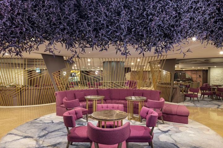 Lounge 105 of 152