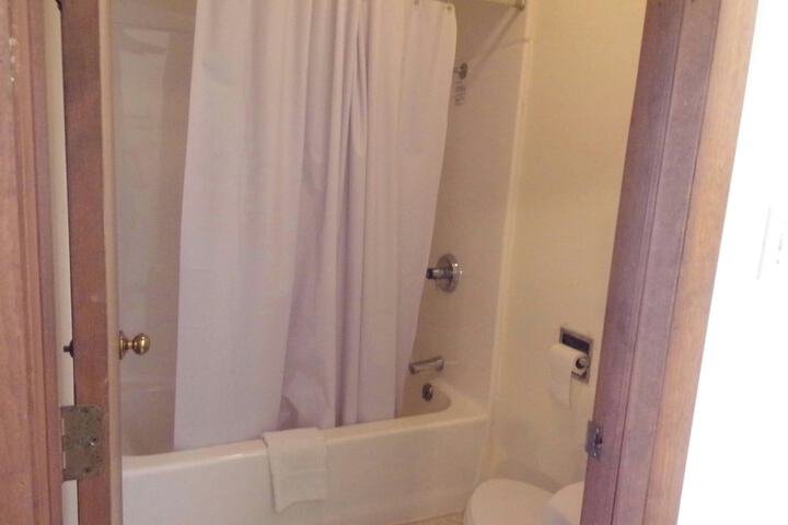 Deep soaking bathtub
