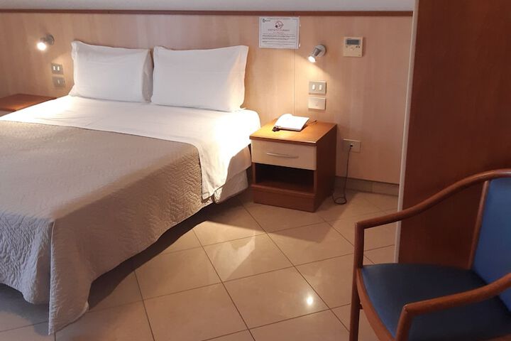 Room 9 of 12