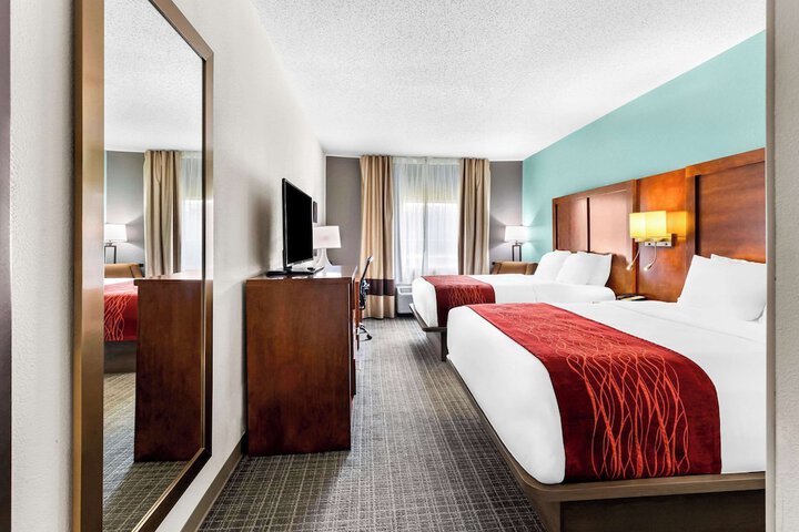 1 Queen Bed Accessible (10 of 12)