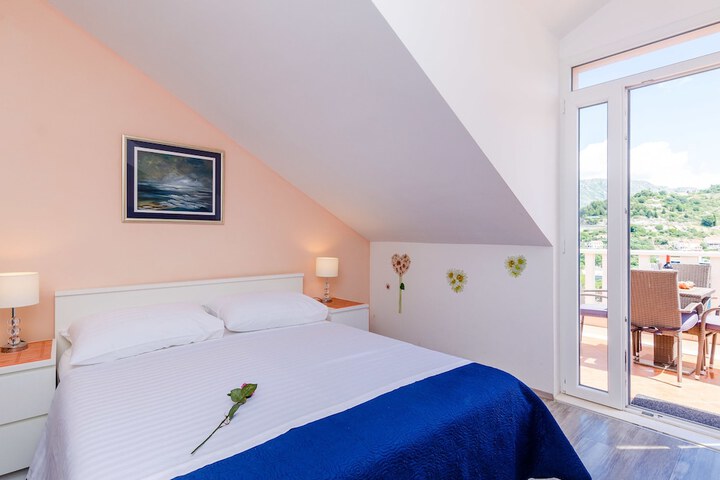 Room 2 of 49