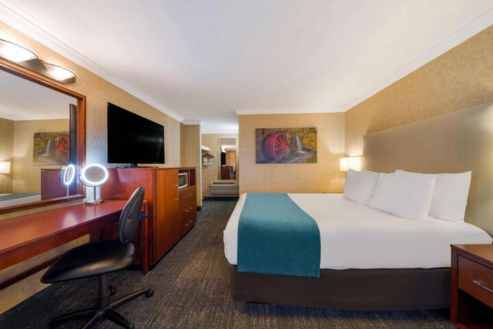 1 Queen Bed (1 of 32)
