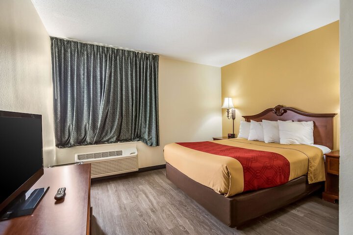 1 King Bed (7 of 11)
