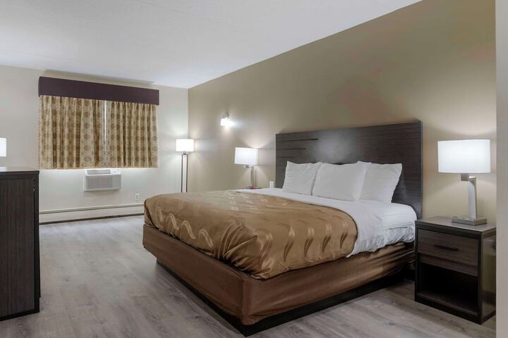 1 King Bed (17 of 19)