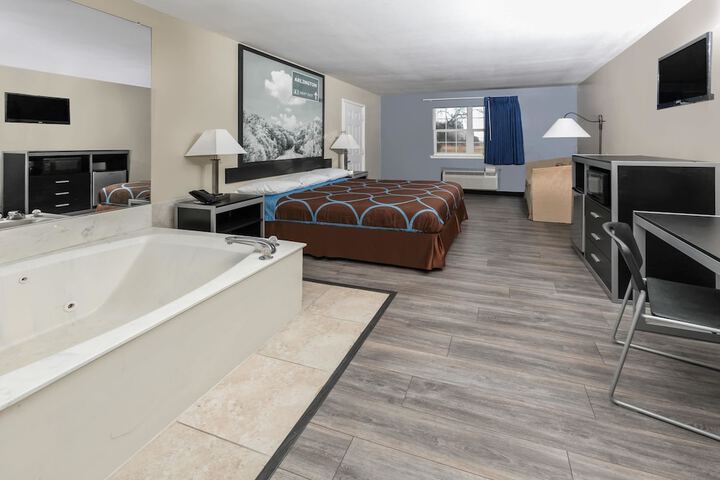 1 King Bed Mobility Accessible Bathtub with Grab Bars (19 of 21)