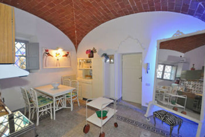 Room 6 of 8