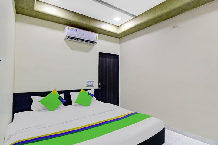 Room 10 of 28