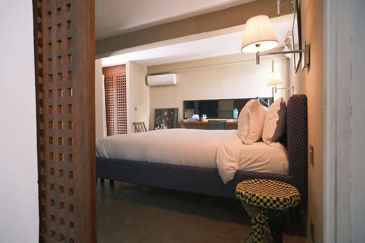 Room 6 of 10