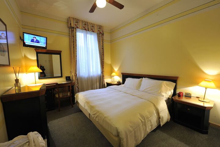 Room 8 of 60