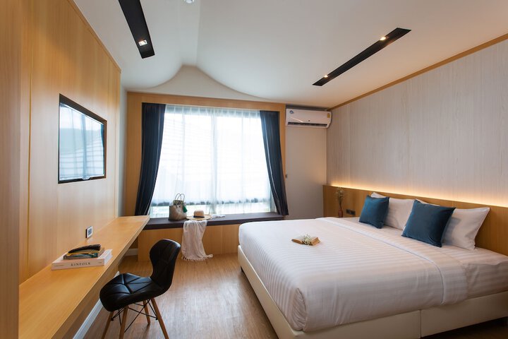 Room 8 of 84