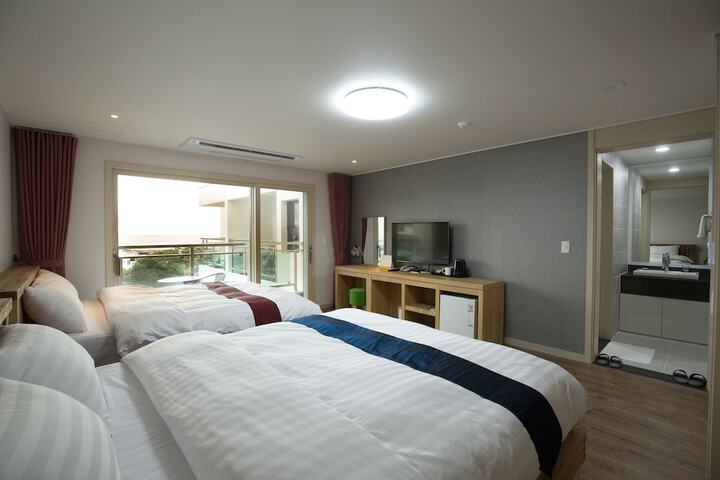 Room 7 of 77