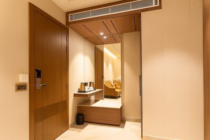 Room 33 of 61
