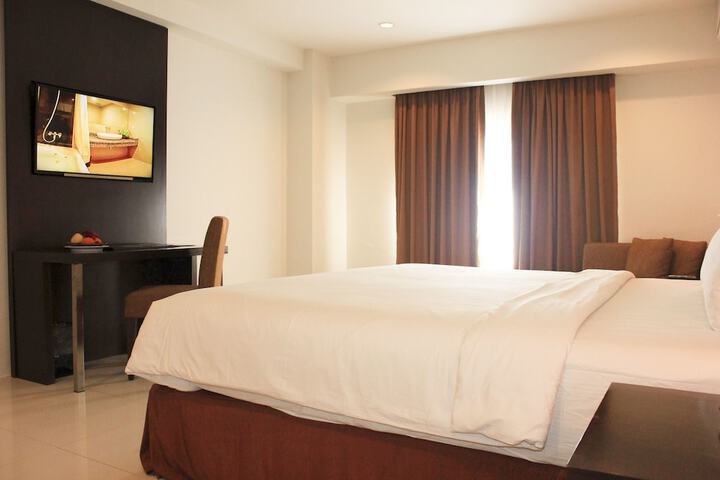 Room 13 of 33