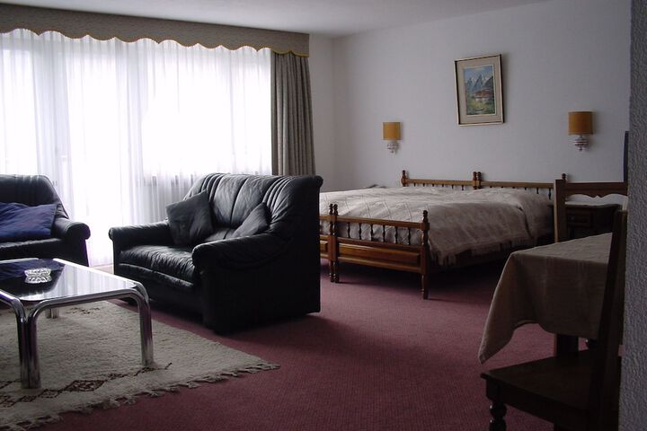 Room 10 of 99
