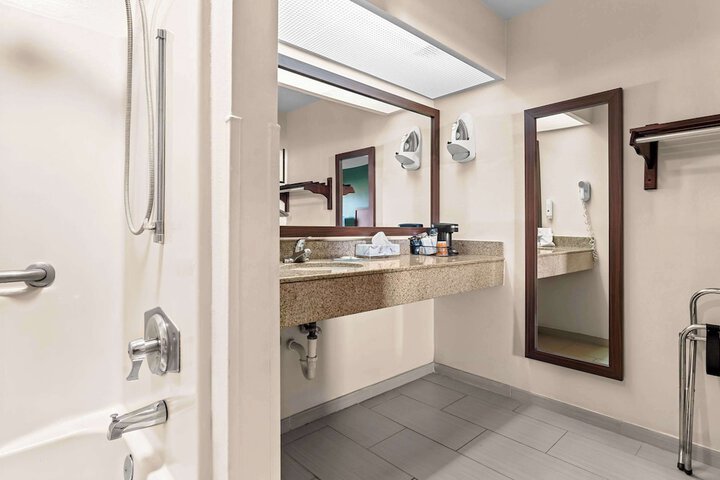 1 King Bed Accessible (2 of 10)