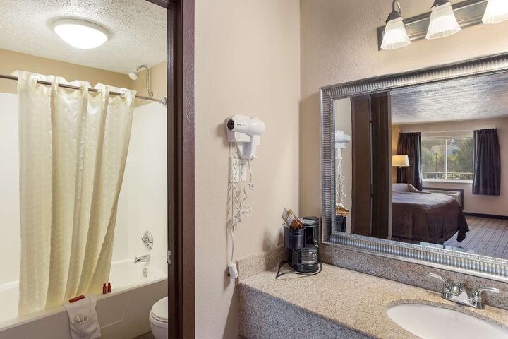 Room 18 of 32