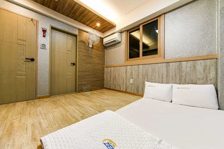 Room 5 of 12