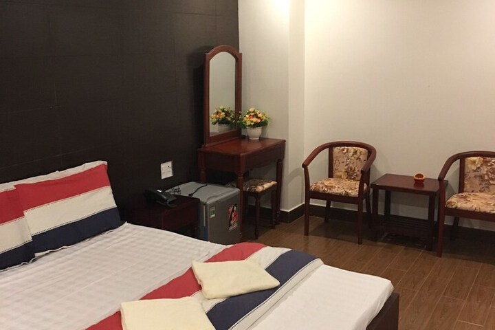 Room 5 of 18