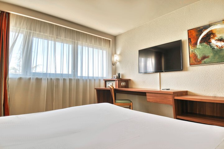 Room 27 of 176