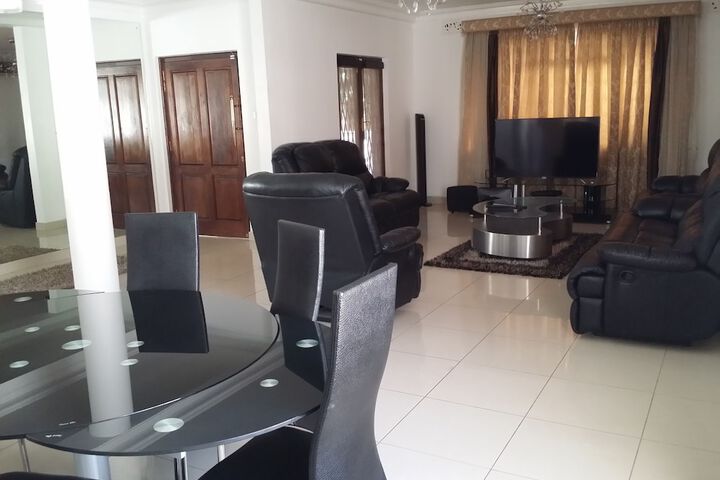 Lounge 17 of 22