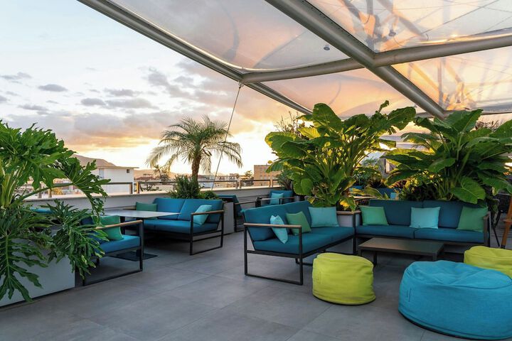 Lounge 90 of 105