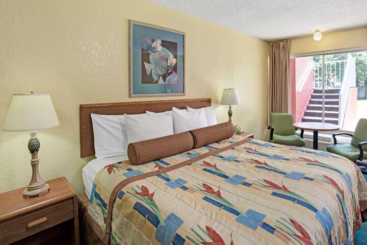 1 King Bed (33 of 39)
