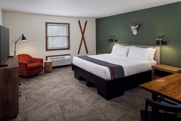 Lodge King Bed Main Building (3 of 15)