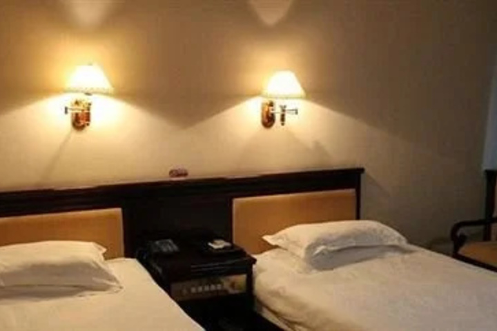 Room 4 of 8