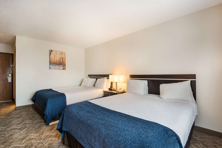 2 Queen Beds Microwave and Refrigerator 32 Inch LCD Television High Speed Internet Full Breakfast (4 of 18)
