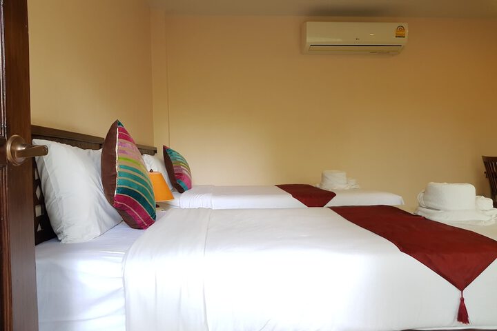 Room 32 of 76