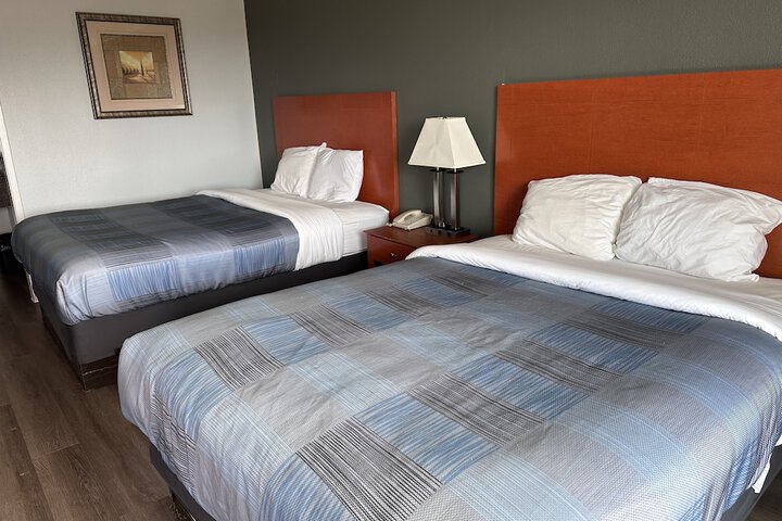 2 Queen Beds (9 of 11)