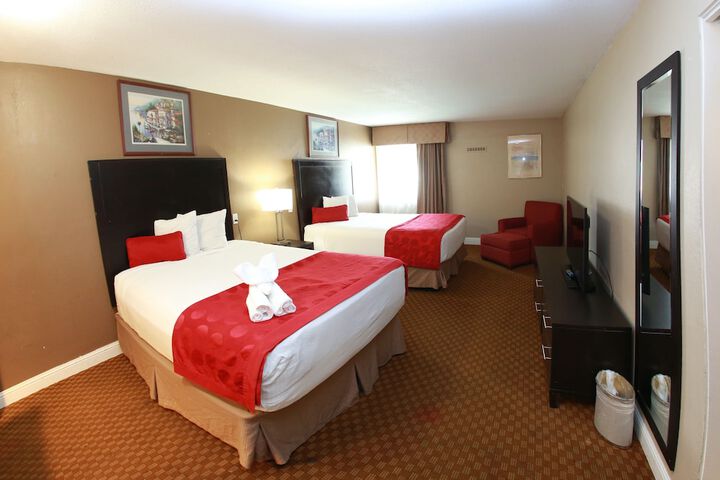 1 King Bed (2 of 13)