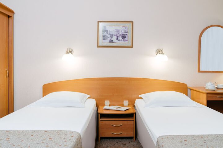 Room 10 of 100