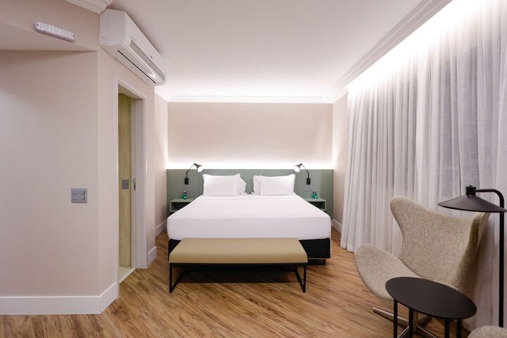 Room 32 of 143
