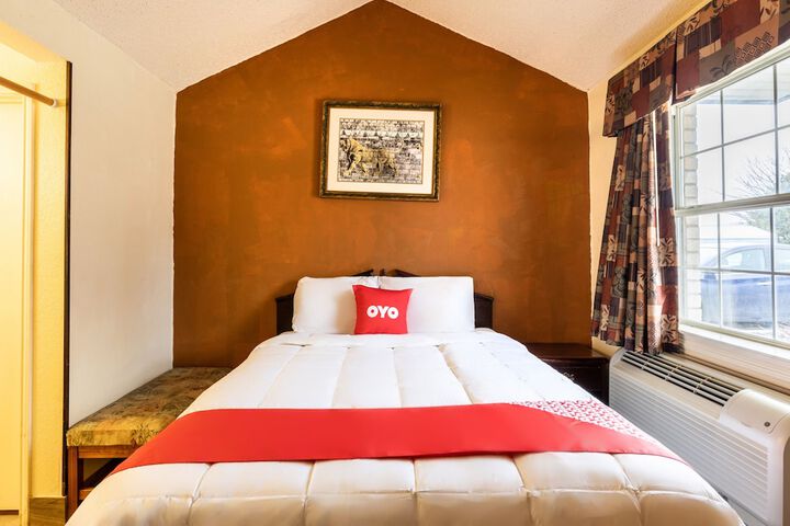 1 Queen Bed (10 of 12)