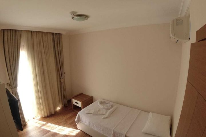Room 10 of 28