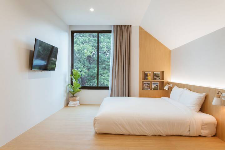 Room 28 of 103