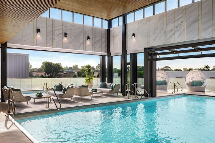 Indoor/outdoor pool