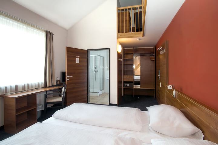 Room 4 of 82