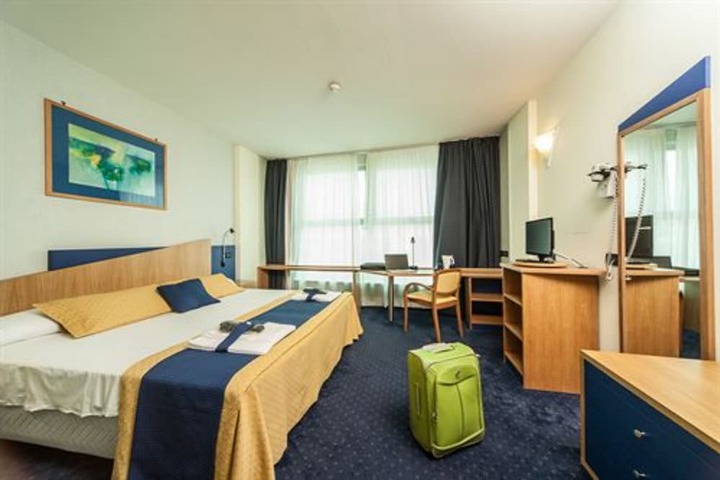 Room 11 of 35