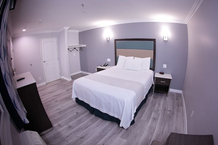 1 Queen Bed (9 of 17)