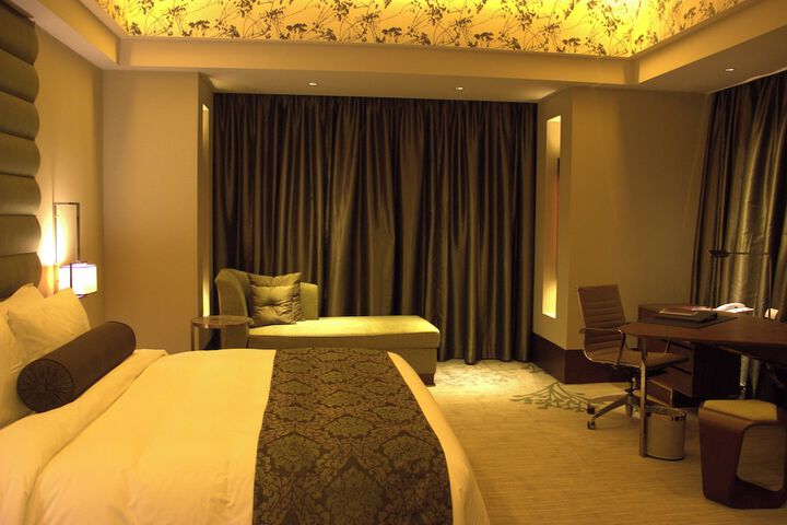 Room 9 of 100