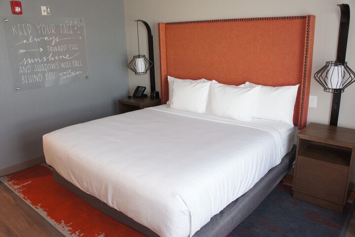 1 King Bed Deluxe Room (7 of 12)