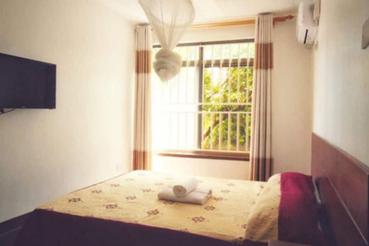Room 5 of 18