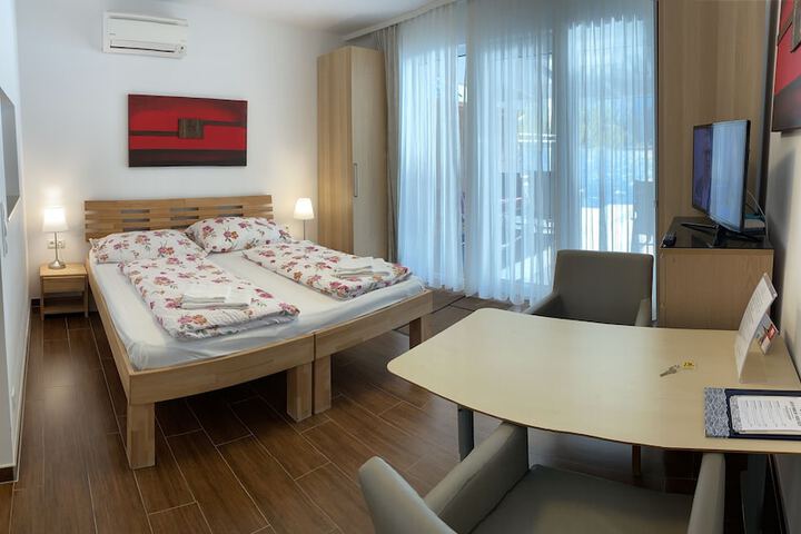 Room 6 of 160