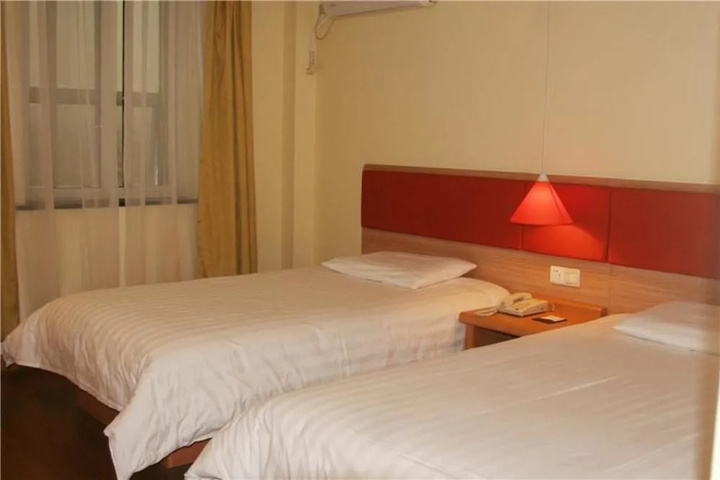 Room 4 of 16